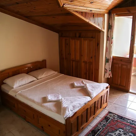 Erasmus Aparthotel *