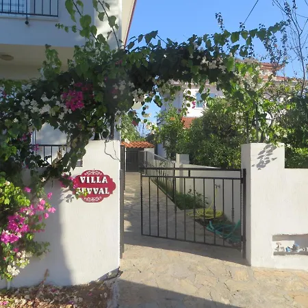 Villasevval-sleeps8-pool-bbq-ac-neartown *