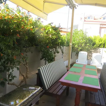 Villa Villasevval-sleeps8-pool-bbq-ac-neartown