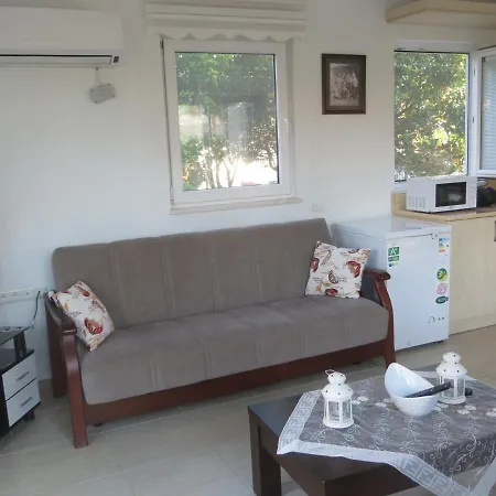 Villasevval-sleeps8-pool-bbq-ac-neartown
