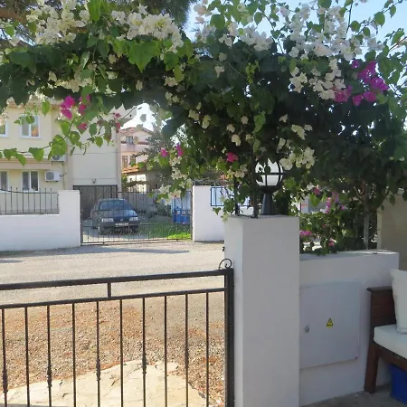 Villasevval-sleeps8-pool-bbq-ac-neartown
