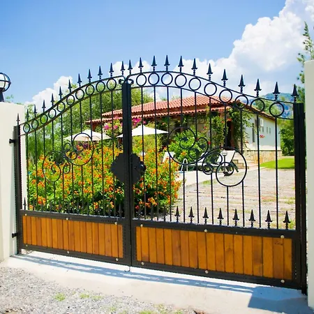 D'louca Villa *